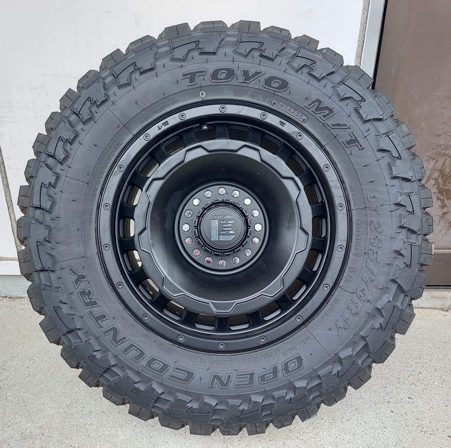 プラド ハイラックス サーフ FJクルーザー H3 17インチ LEXXEL SwaGGer 