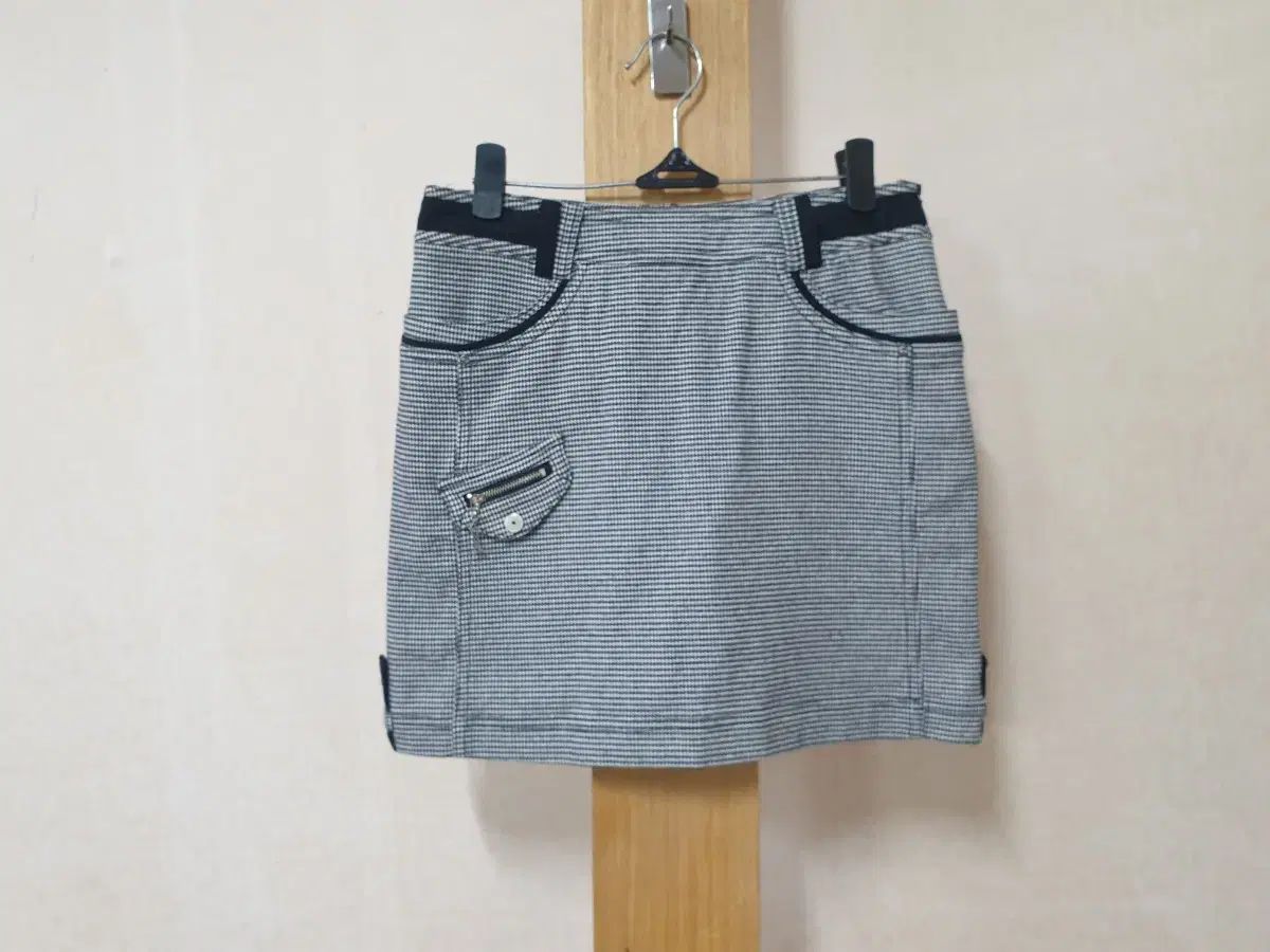 coco LOUIS CASTEL(ルイカステル) ゴルフ スカート 27 サイズ 中古 coco LOUIS CASTEL(ルイカステル) ゴルフ スカート 27 サイズ 中古