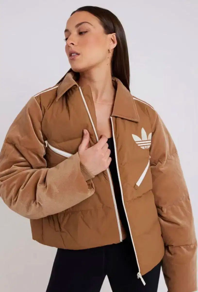アディダス ツアーベルベット パファー ダウンジャケット キャメル