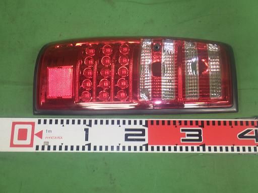 【中古】ランクル用の社外テールランプ 片側2個、左右