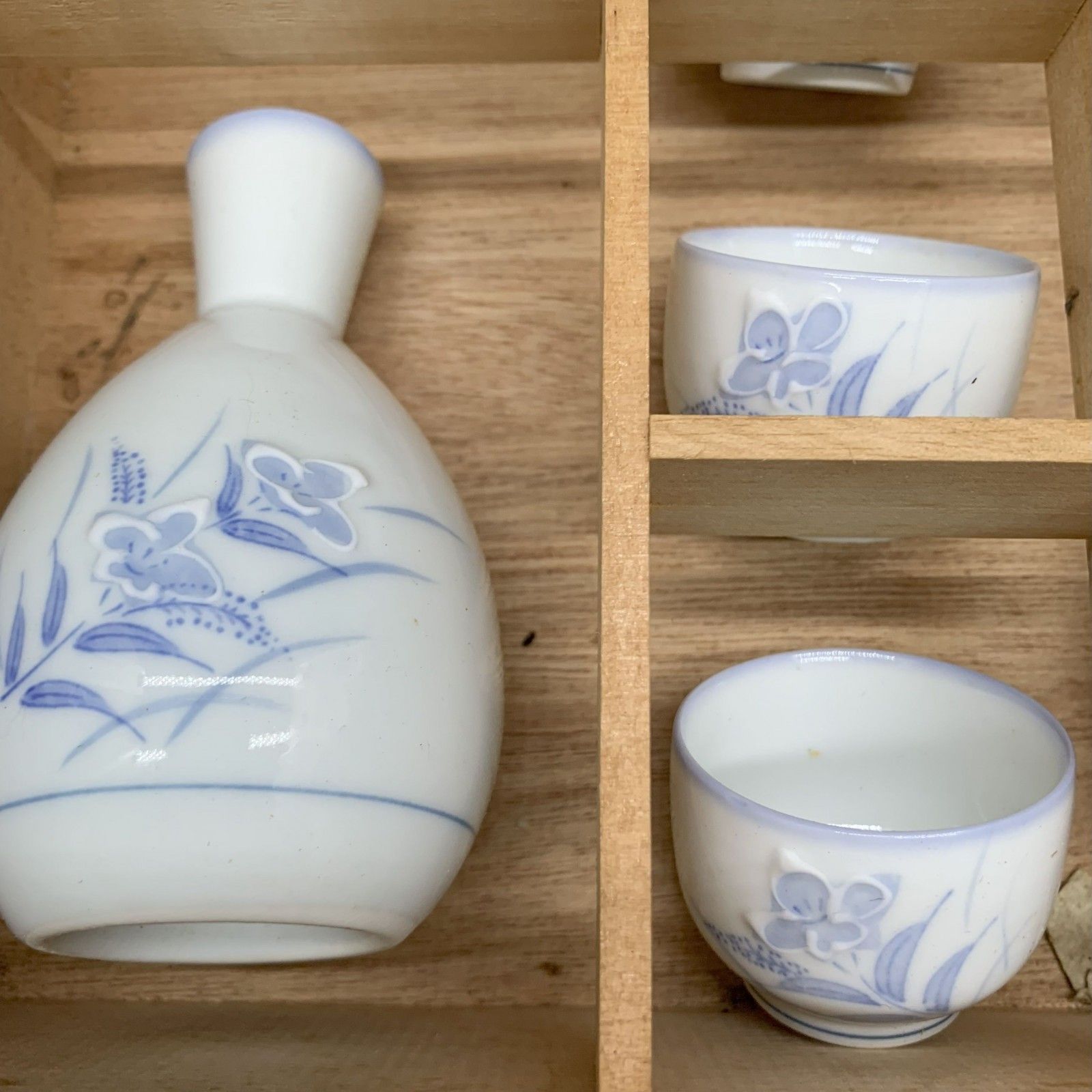 0524　有田焼 鶴松窯 酒器揃 徳利×2、お猪口×5 化粧箱付き 0524 有田焼 鶴松窯 酒器揃 徳利×2、お猪口×5 化粧箱付