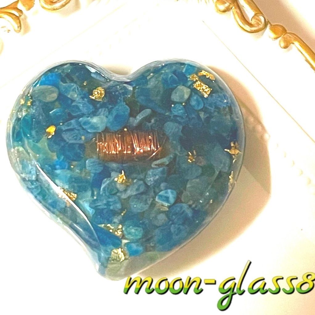 ハートを形取るブルーカラー・オルゴナイト【ラリマー・蓄光】 ハートを形取るブルーカラー・オルゴナイト【ラリマー・蓄光】