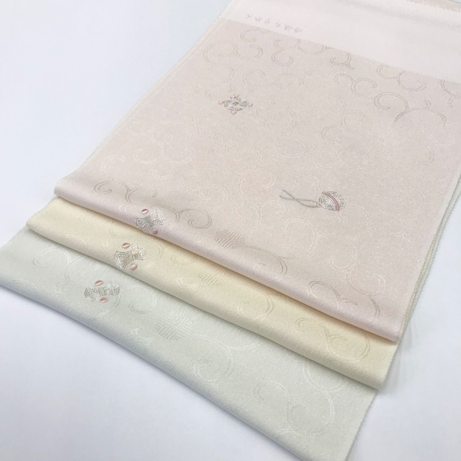 帯揚 金通し唐草柄刺繍 渡敬謹製 絹100% - メルカリ