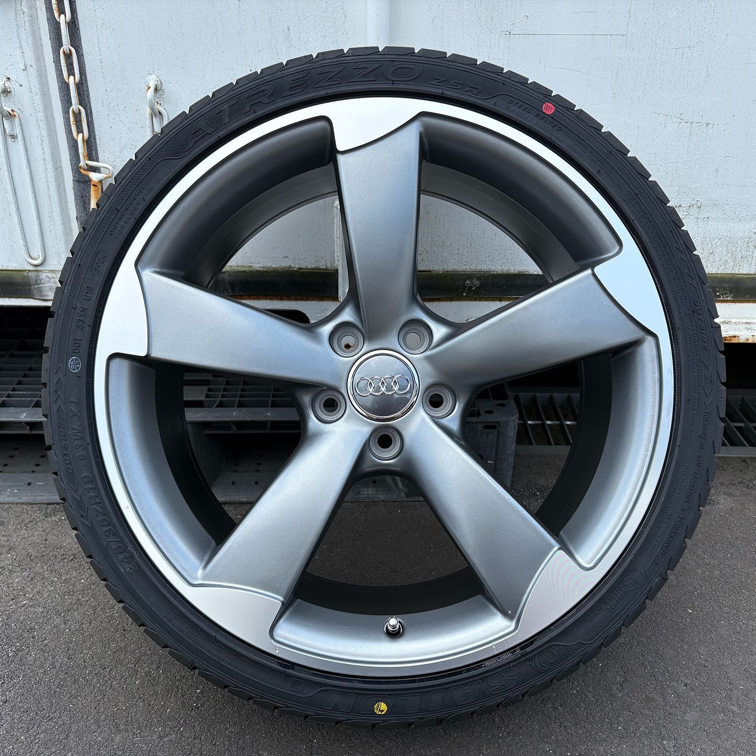 新品4本】アウディ Audi A4(8W/8K) TT(8J) A3(8V) A5 A6 Q2 19