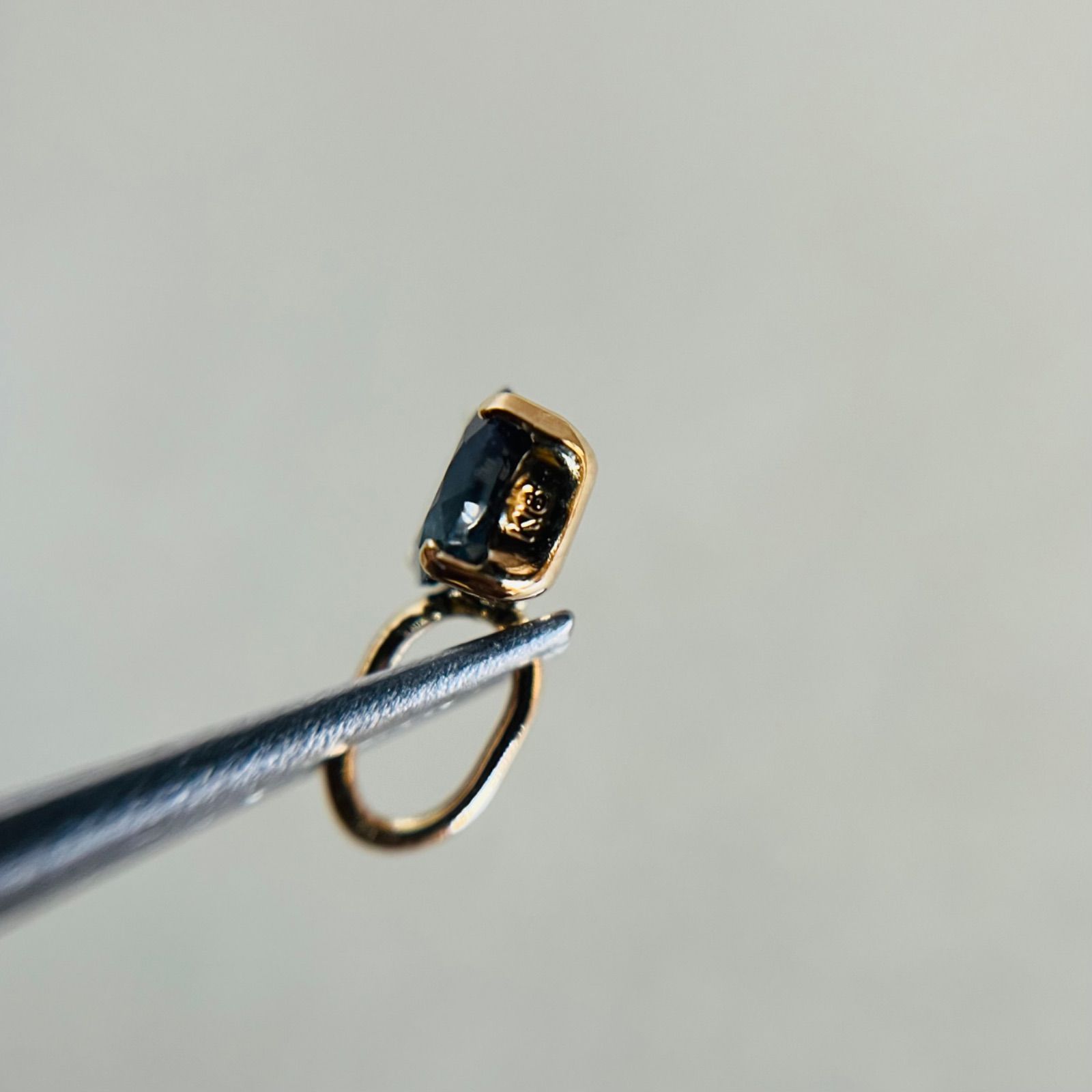 サファイアのペンダントトップ チャーム k18wg K18WG サファイア ペンダントトップ 0.58ct 馬蹄