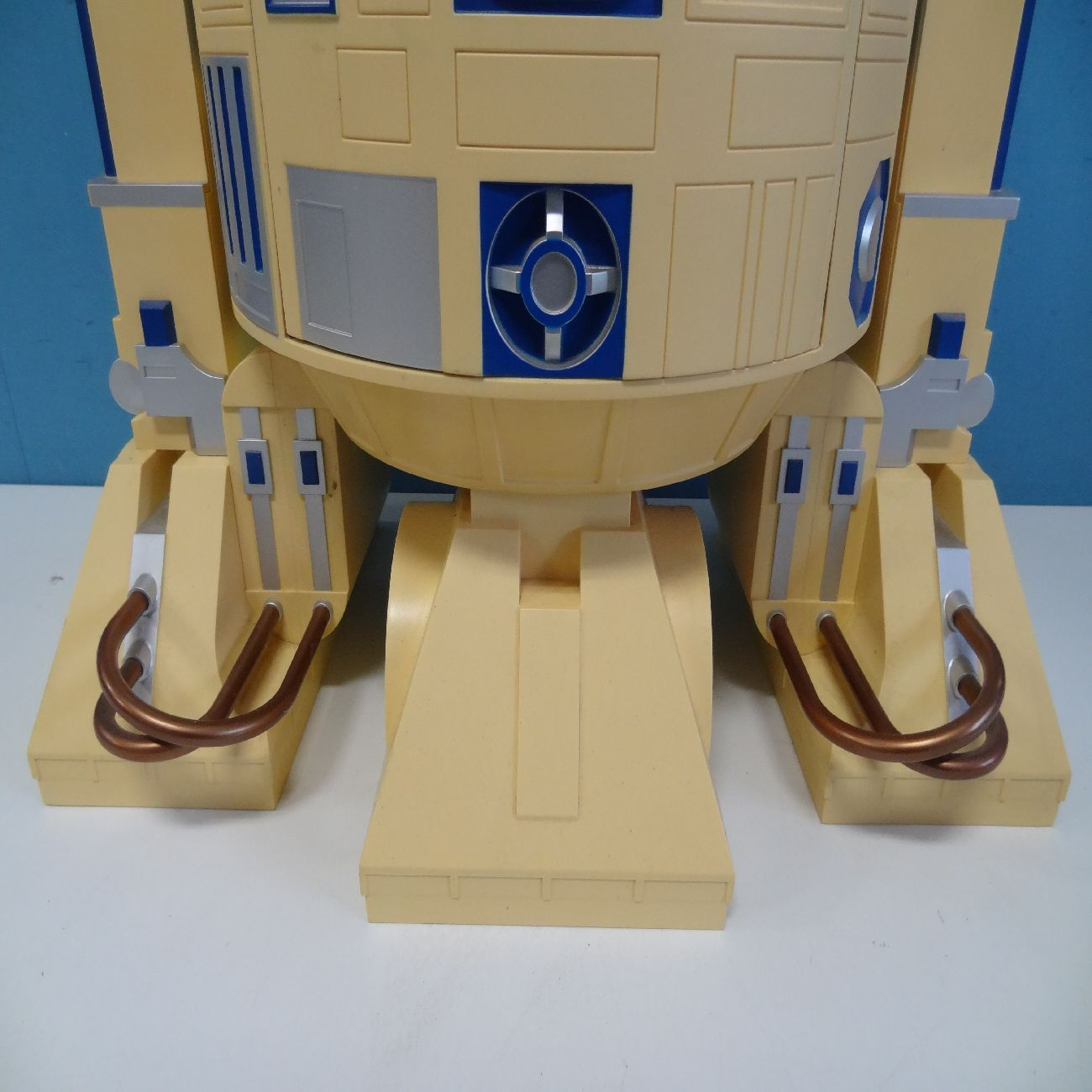 R2-D2 DVDプレイヤー スターウォーズ サークルKサンクス 当選品 非売品 プレーヤー欠品 ライトセーバー型リモコンカバー有 ディスプレイ  高さ70㎝ 横46㎝ 現状 - メルカリ