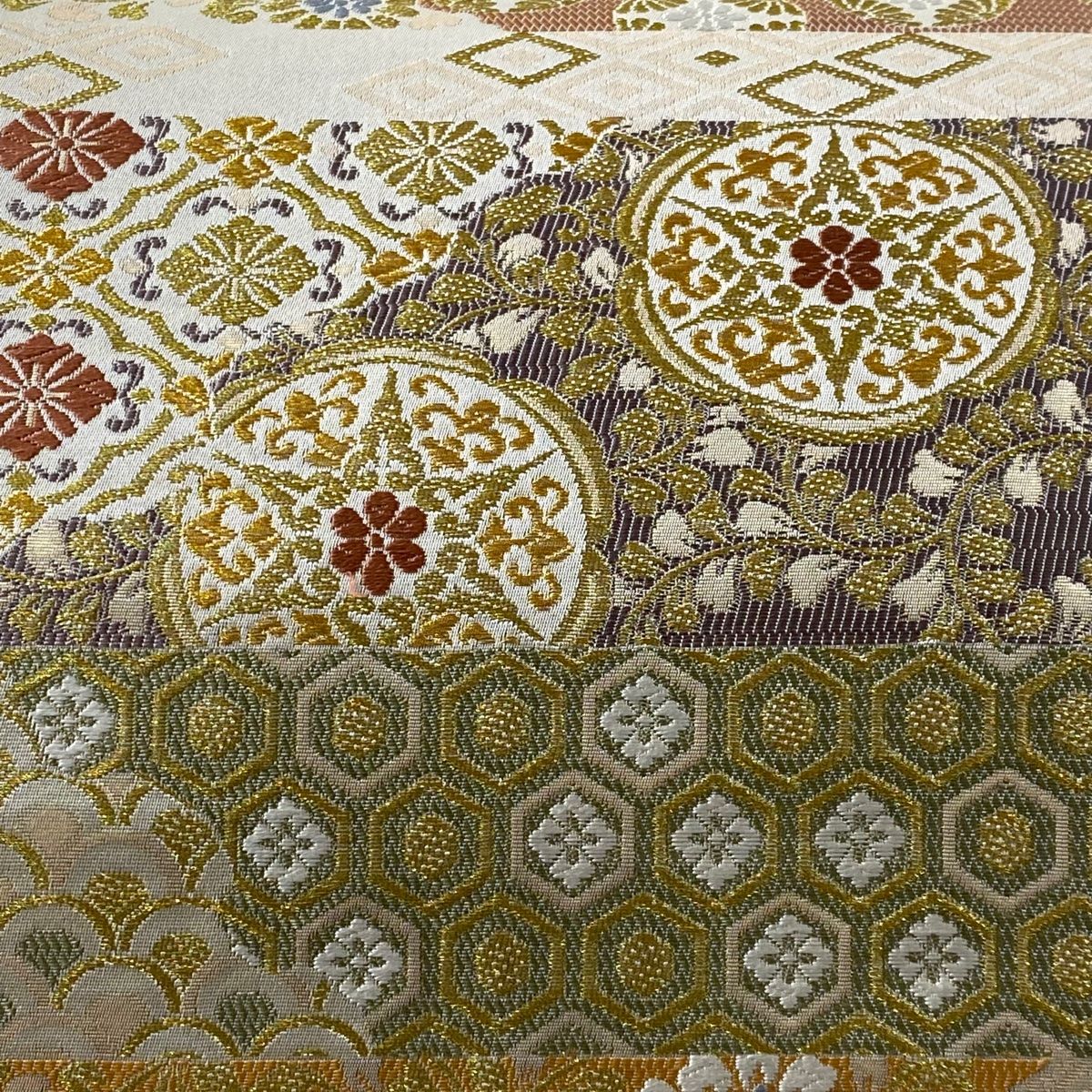 【未使用】上品な正絹袋帯 金糸 花唐草文様　横段 袋帯 秀品 吉祥秀彩文 華文 花唐草 金糸 金色 六通 正絹 【中古