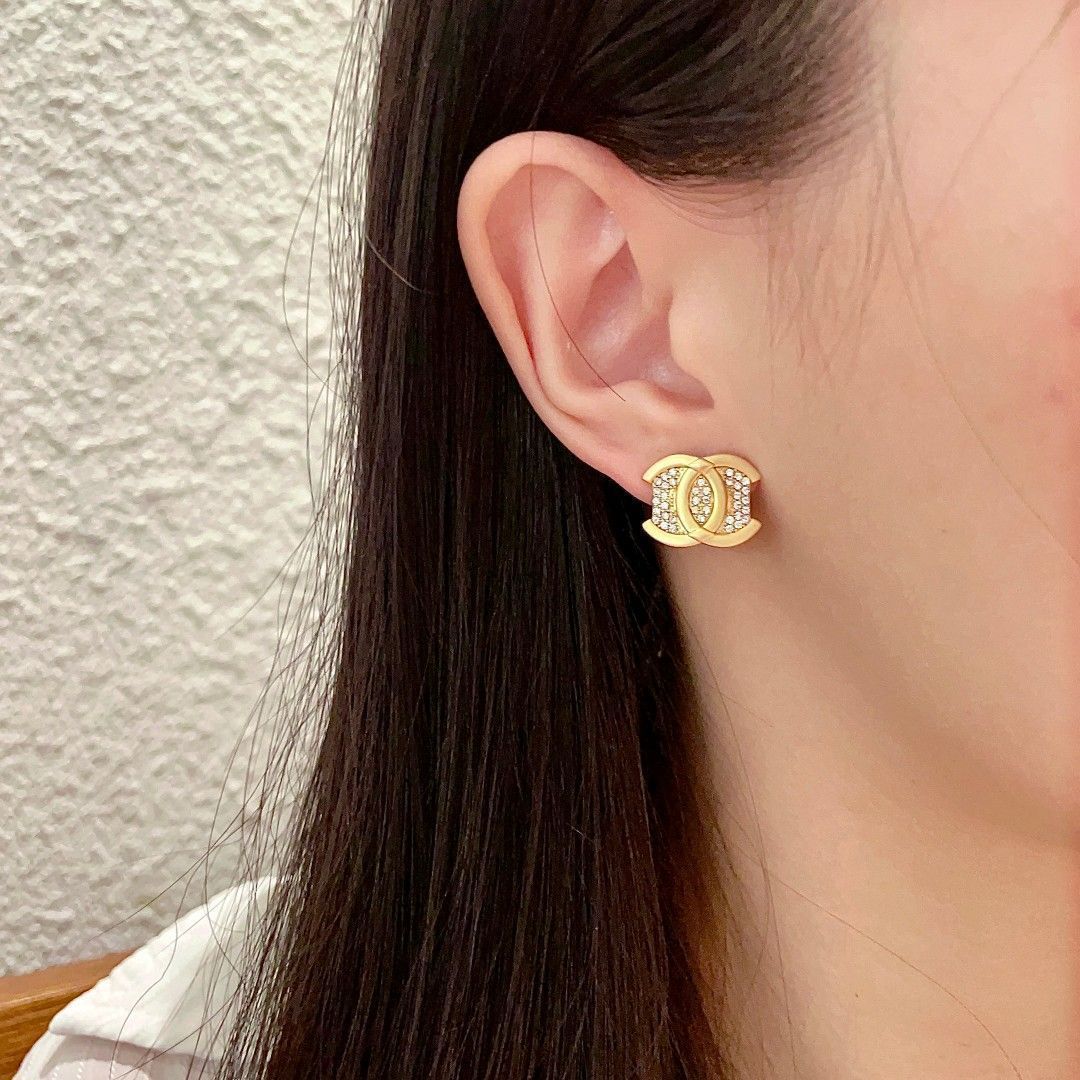 CHANEL ヴィンテージピアス 今日特価】Chanel ヴィンテージ アルファベットピアス 送料無料