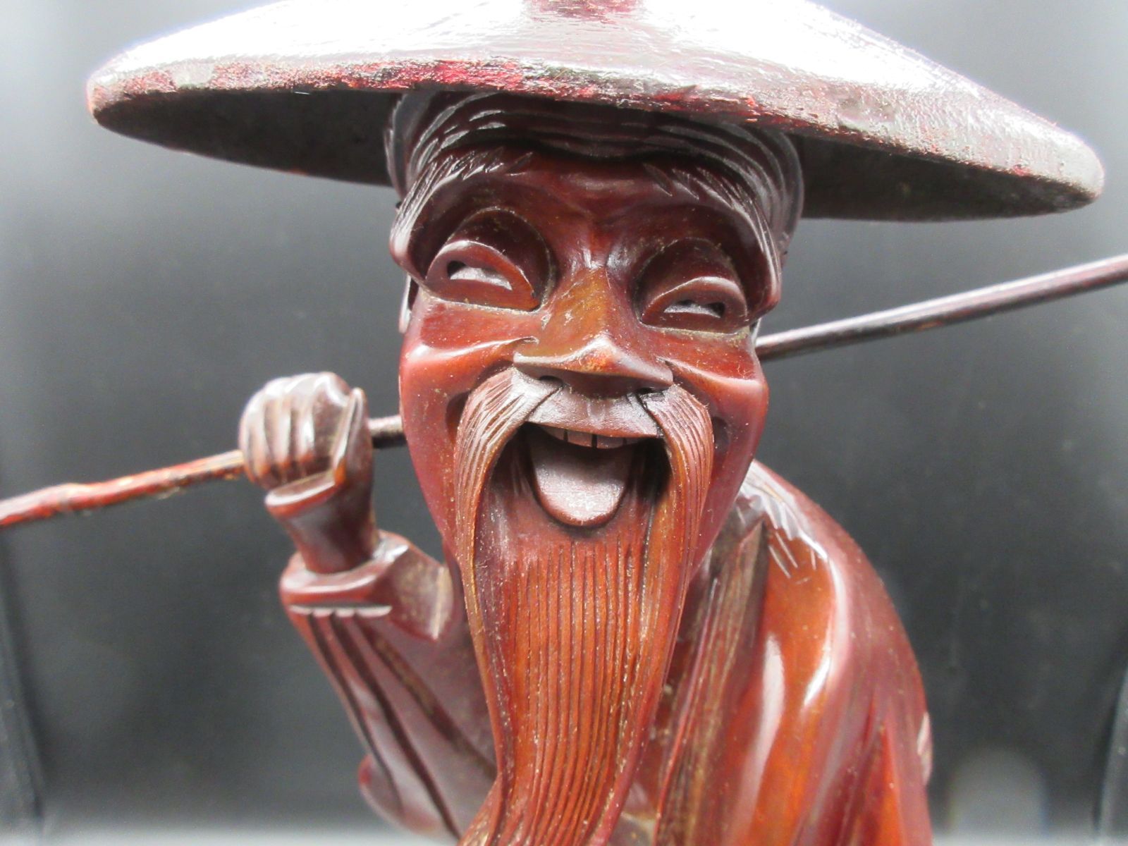 木彫り(工芸品) 「天秤棒を担ぐ老人」 木彫り置物 天秤棒を担ぐ老人 下台付き - メルカリ