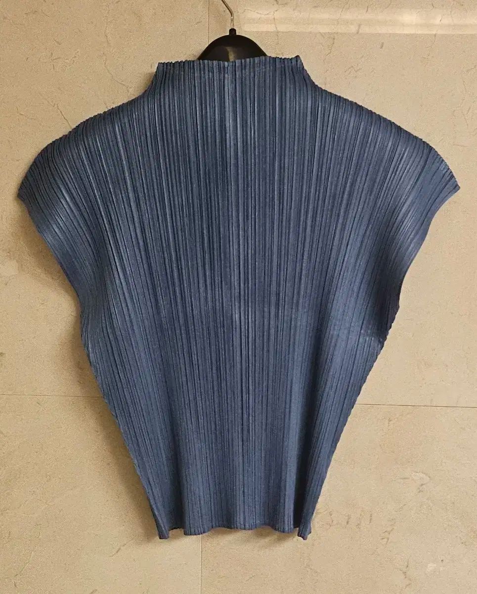 PLEATS PLEASE