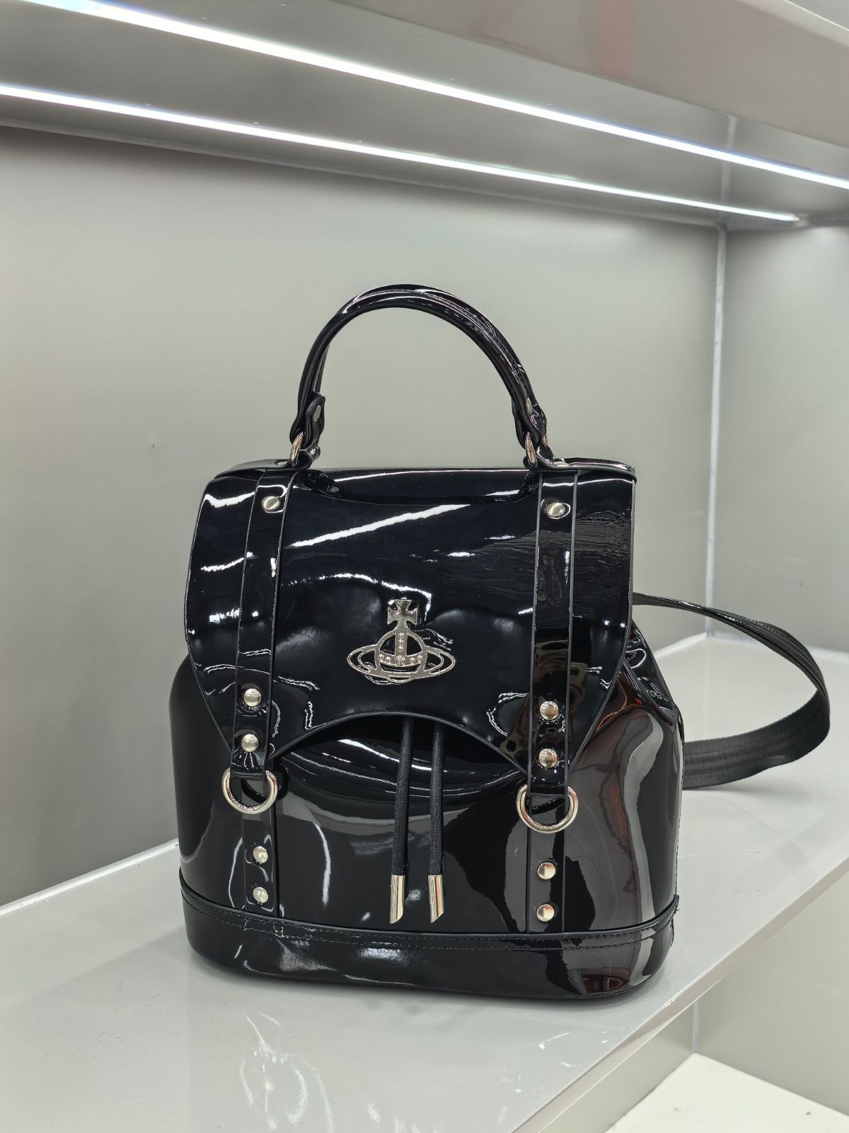 Vivienne Westwoodクロコ型押しエナメル 2wayリュック極美品 Vivienne Westwoodクロコ型押しエナメル 2wayリュック極美品