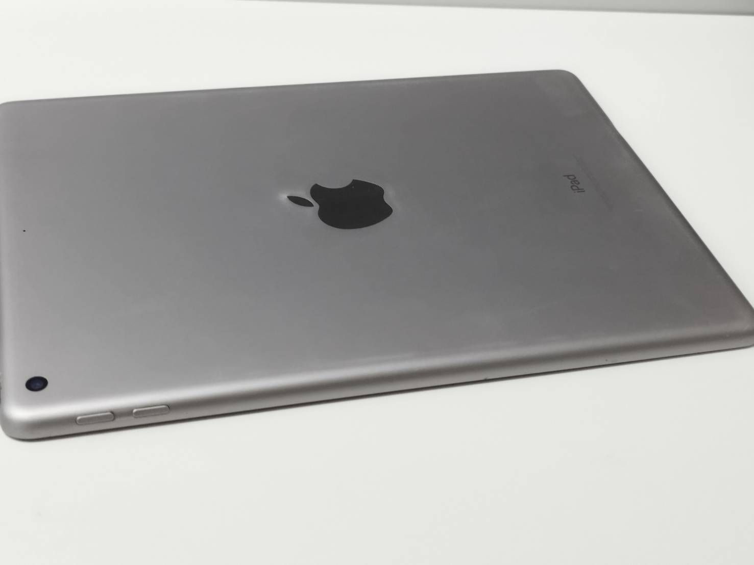 お買い得品 【Wi-Fiモデル】iPad 第5世代/A1822/128GB〈MP2H2J/A〉