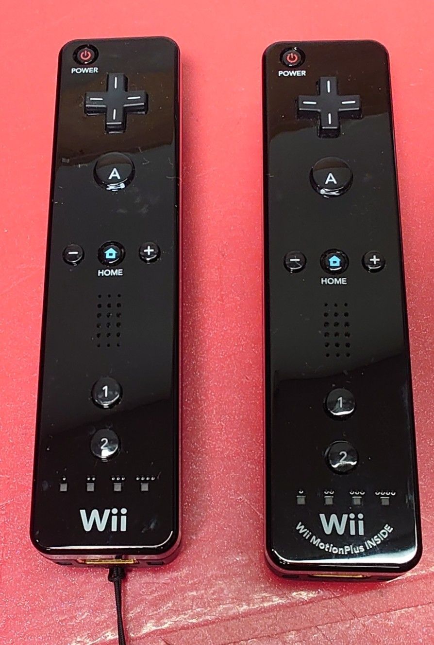 □Wiiリモコンプラス(黒) ヌンチャク付き 2本 Wiiハード