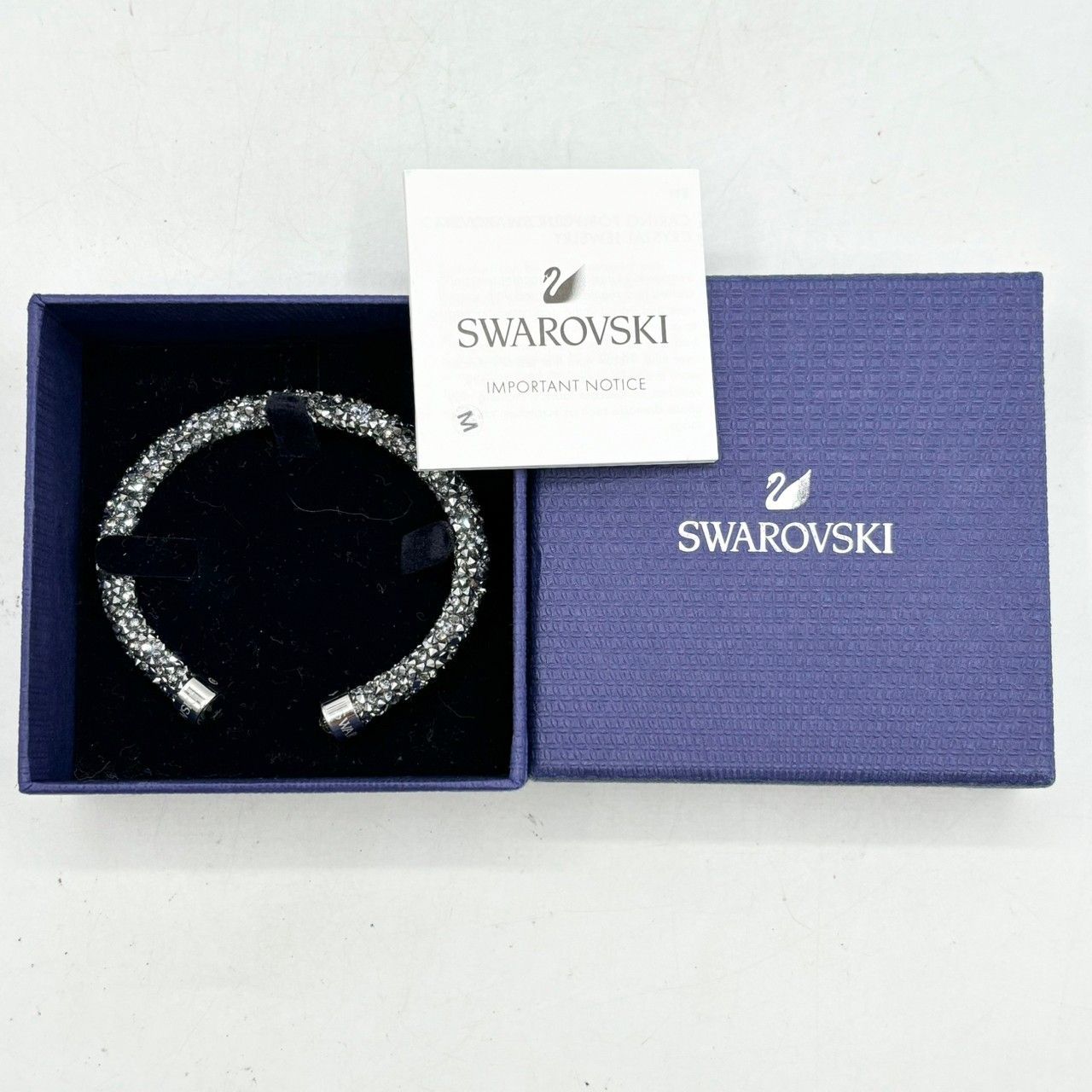 スワロフスキークリスタルダスト　バングル Amazon | スワロフスキー クリスタルダストクロスカフ、ブルー