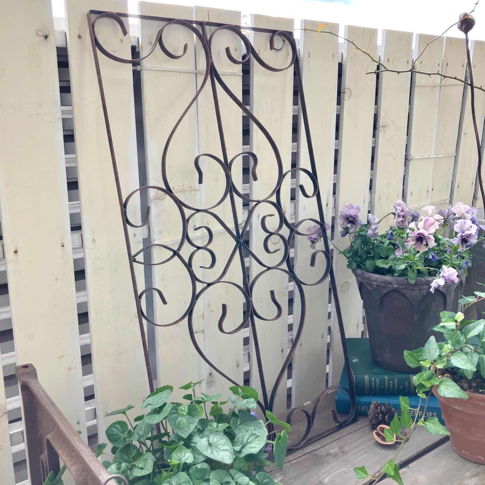 新品未使用❣️ガーデンオブジェ　ウォールデコレーション　ホワイトアイアン トレリス 新品未使用❣️ガーデンオブジェ ウォールデコレーション ホワイト