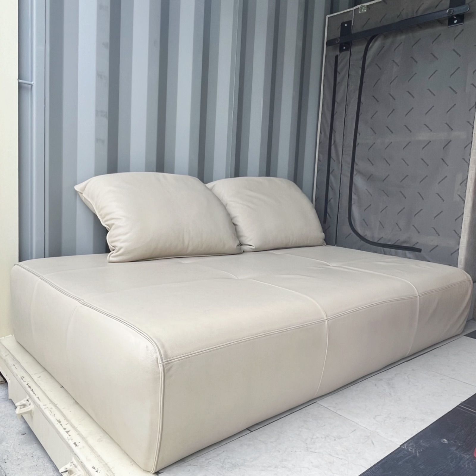 取付無料！ロルフベンツ アイボリー総本革クッション付きソファベッド✨ 取付無料！ロルフベンツ アイボリー総本革クッション付きソファ