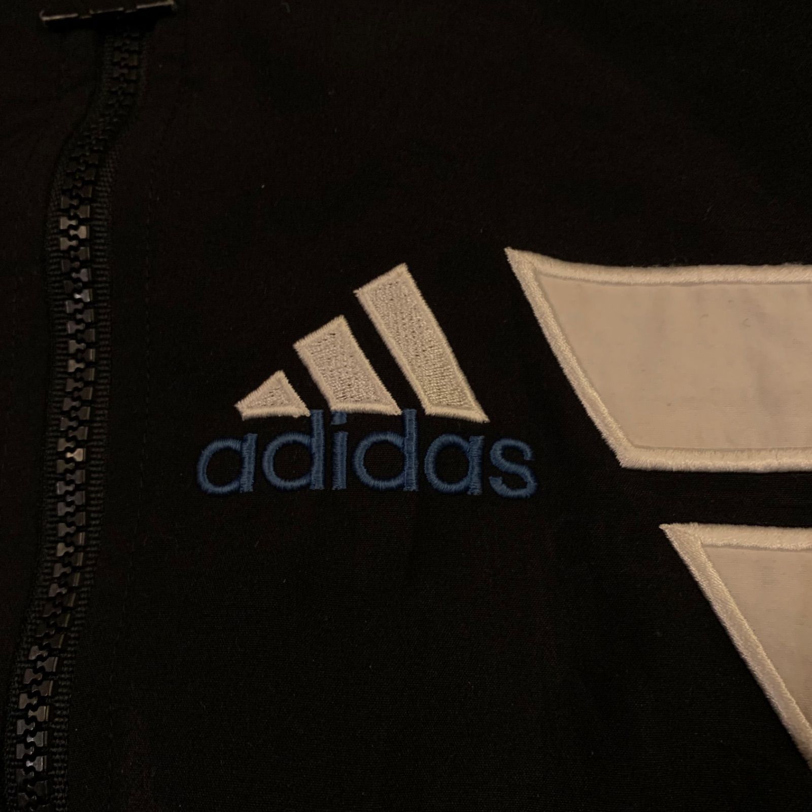 90s adidas Design Nylon Jacket アディダス デザインナイロンジャケット ブラック ブルー ホワイト US Mサイズ  L-XLサイズ相当 ロゴ刺繍 パフォーマンスロゴ サイドライン BARFUSS ボックスシルエット Y2K