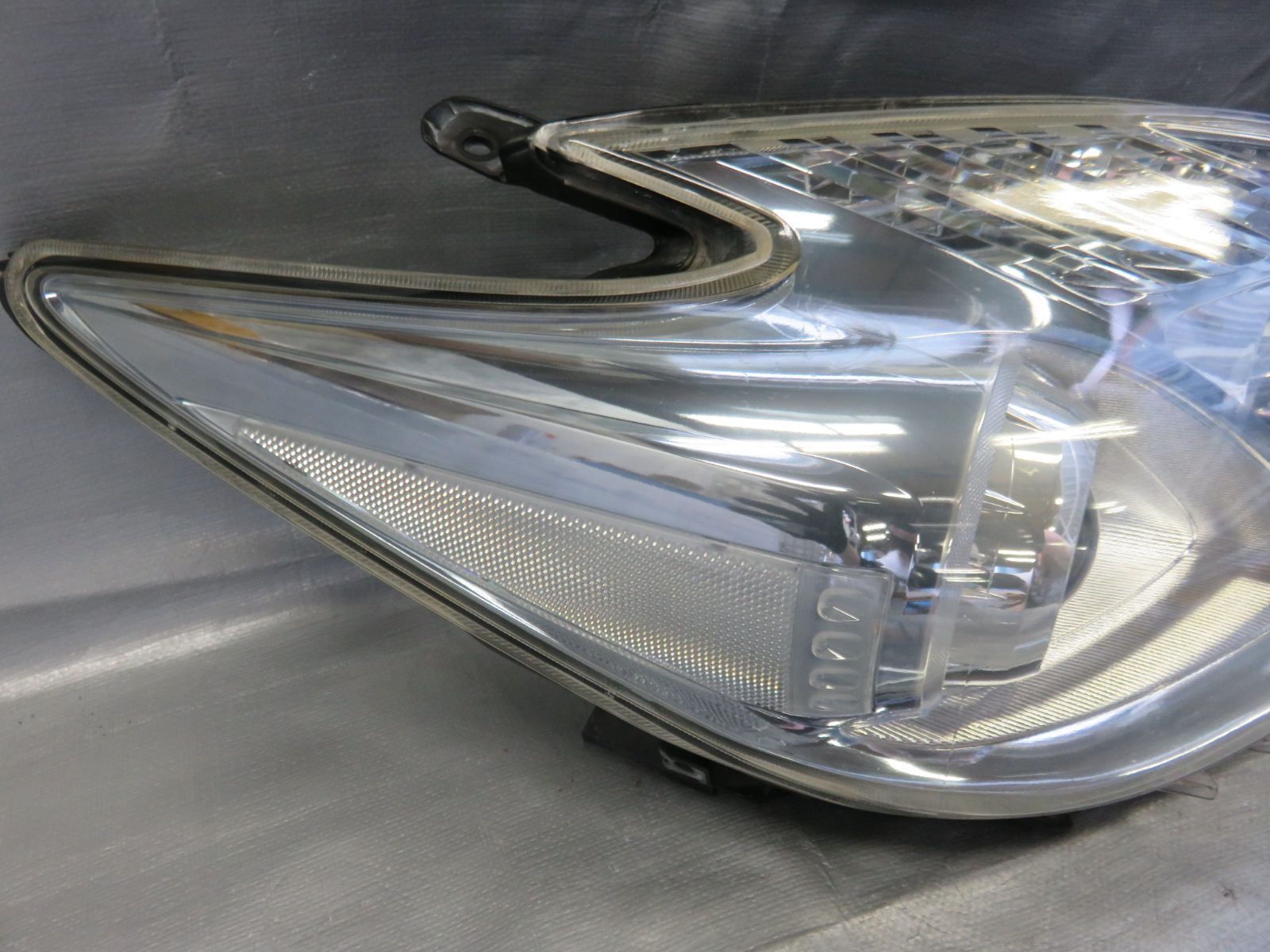 限定SALE，お得 7JJ30 ZVW30☆プリウス☆後期純正☆ハロゲン☆右