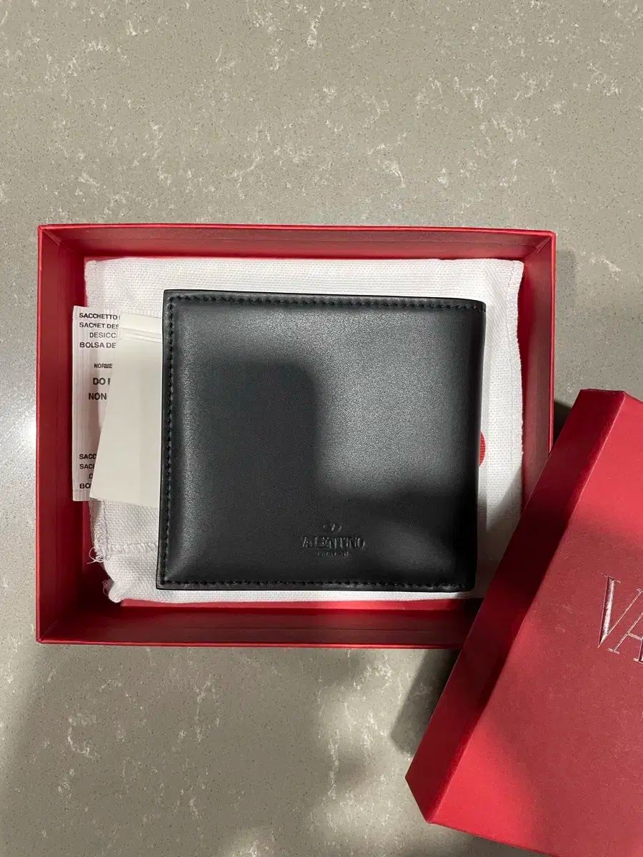 VALENTINO ヴァレンティノ 二つ折り財布 Vロゴ ゴールド金具 スモール VALENTINO - ヴァレンティノ Vロゴ がま口 二つ折り財布 レザー