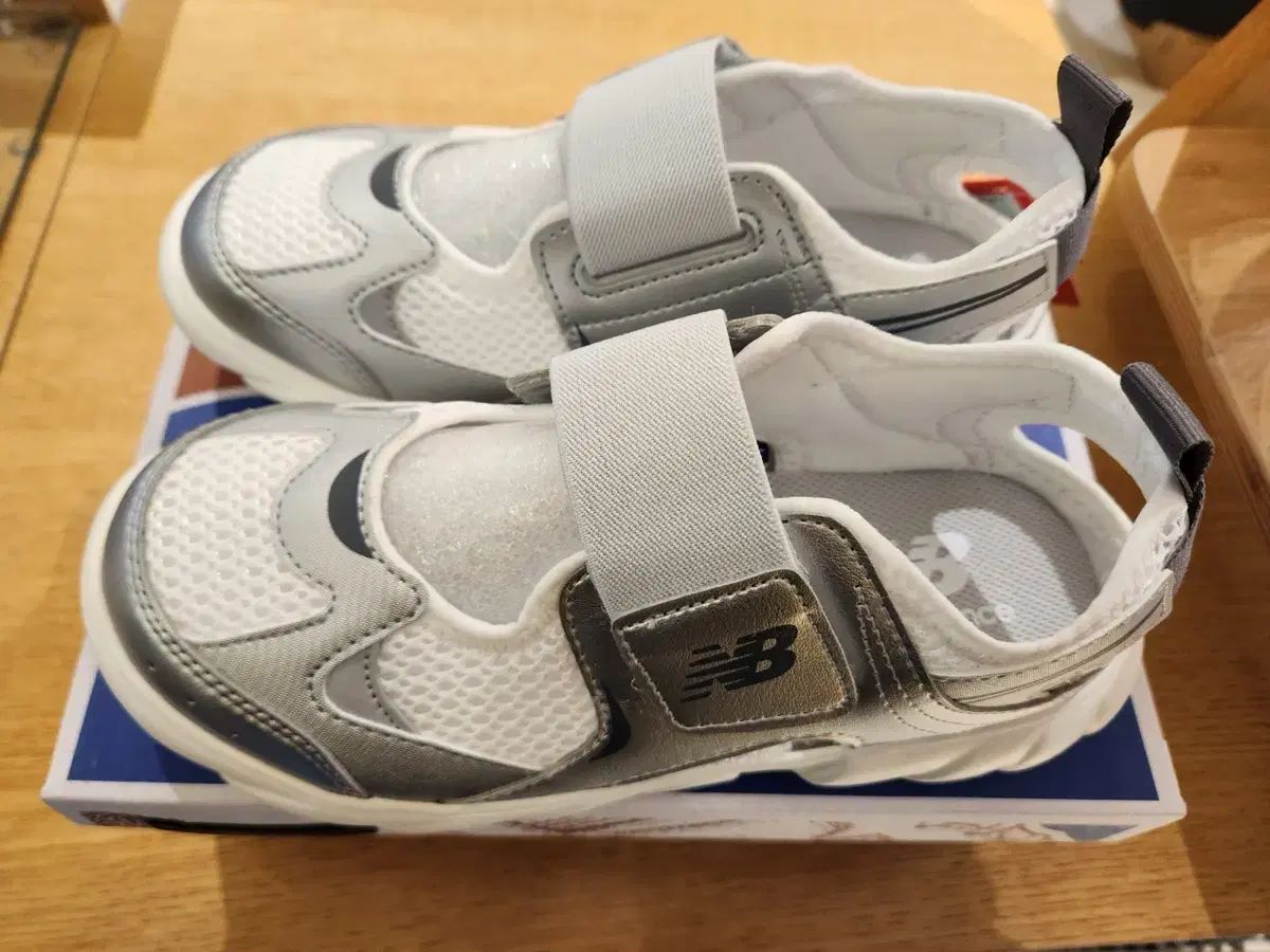 New Balance ニューバランス キッズ フリドル サンダル 220