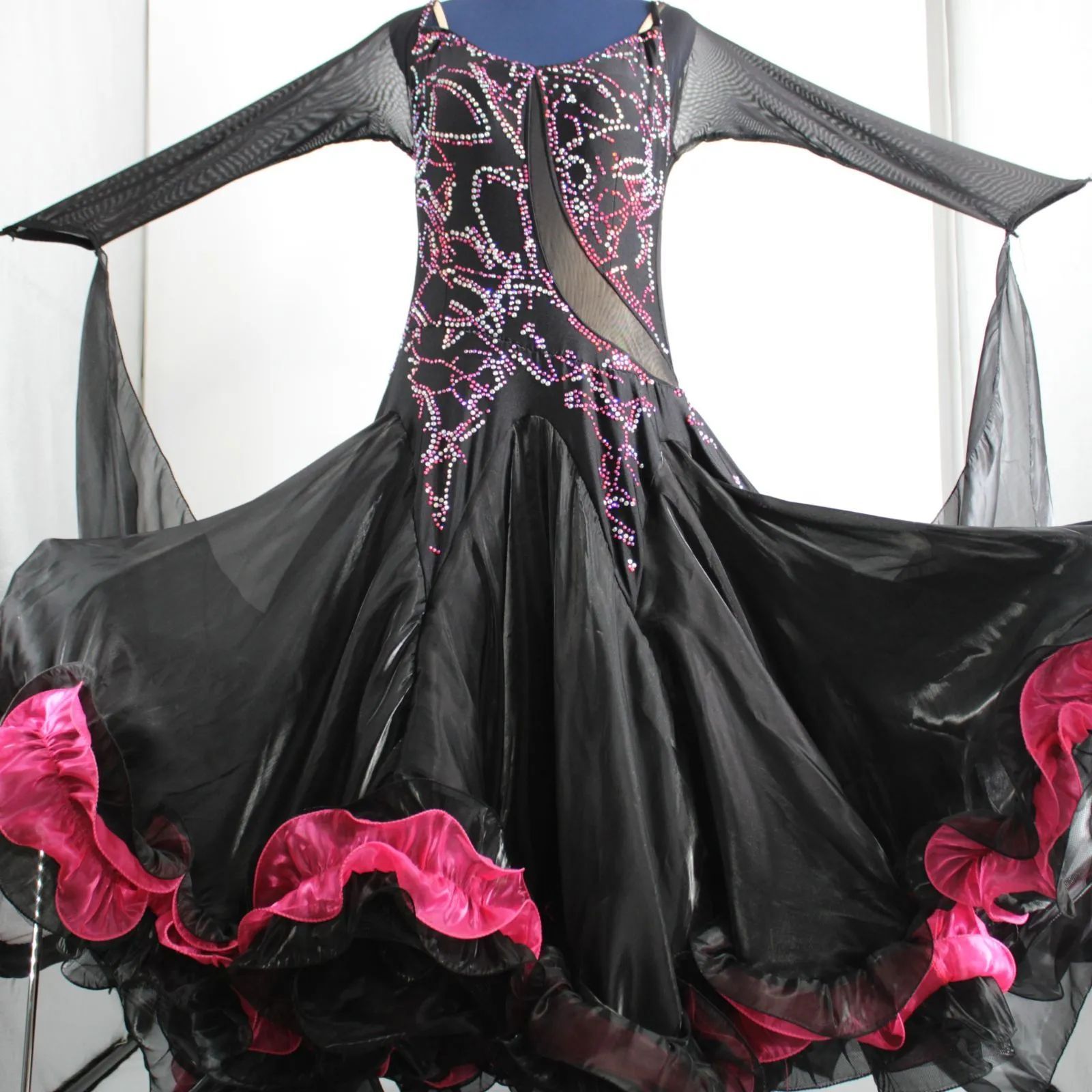 紫と黒のフリル社交ダンスワンピース 紫と黒のフリル社交ダンスワンピース 紫と黒のフリル社交ダンス