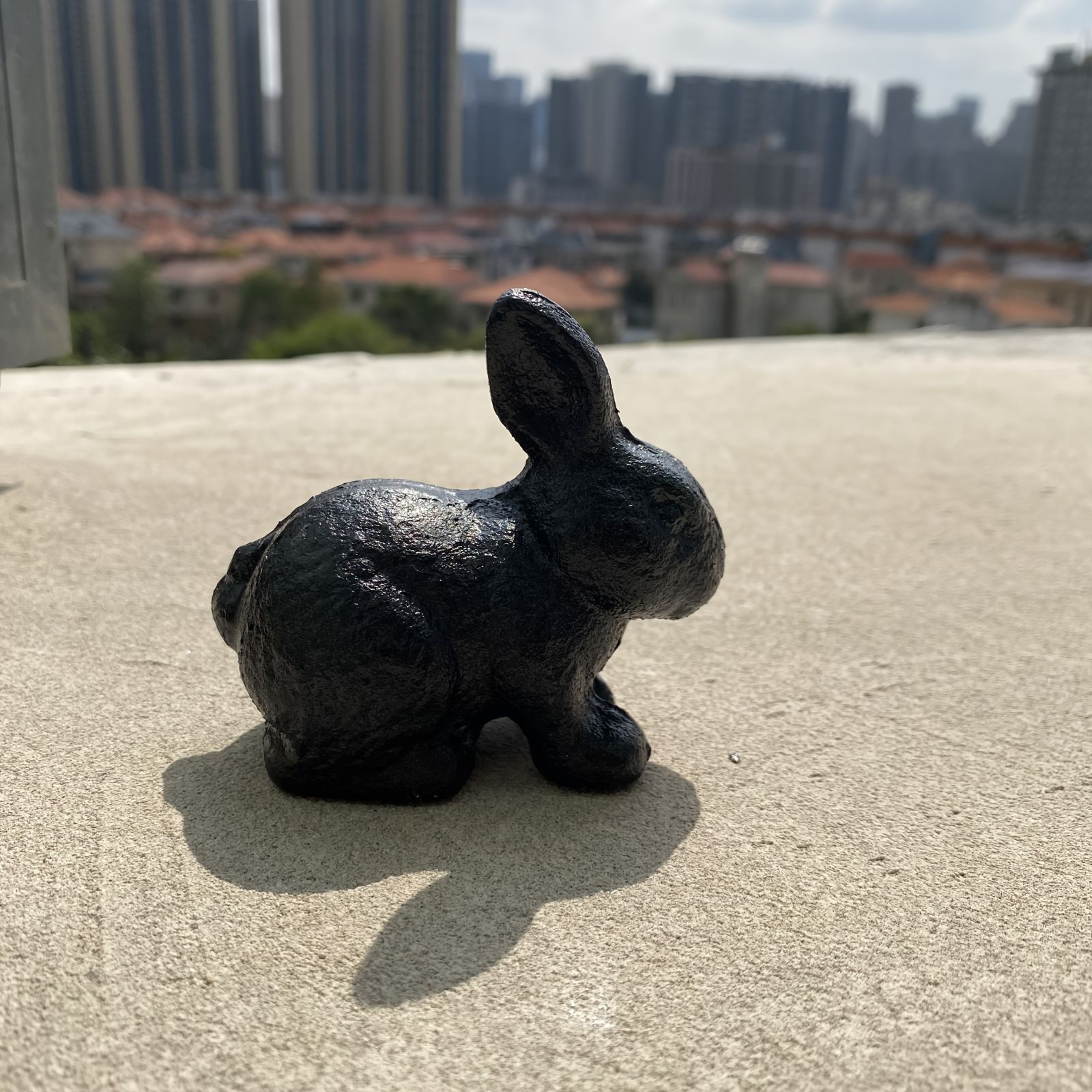 ガーデンオーナメント 黒いウサギ