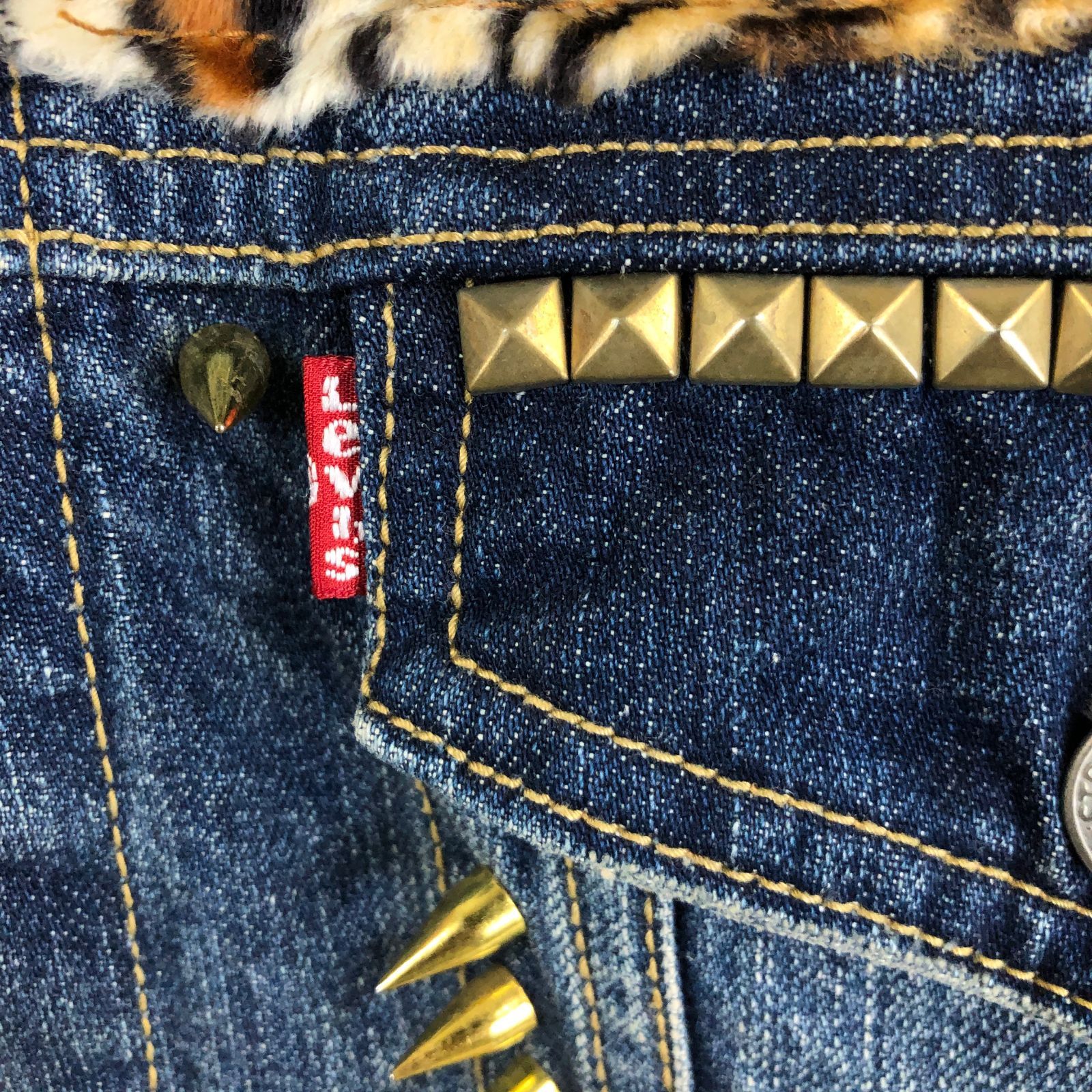 Levi's リーバイス デニムベスト スタッズカスタム バックパッチ レオパード柄 ブルー系 メンズ L 古着 n047623 - メルカリ