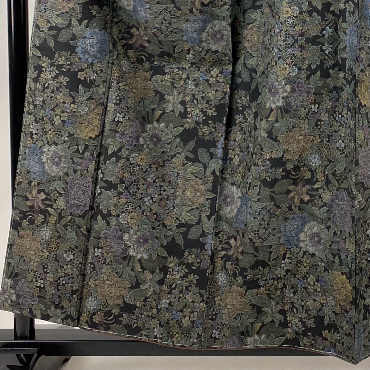 紬 身丈157cm 裄丈62cm S 袷 草花 黒 正絹 名品