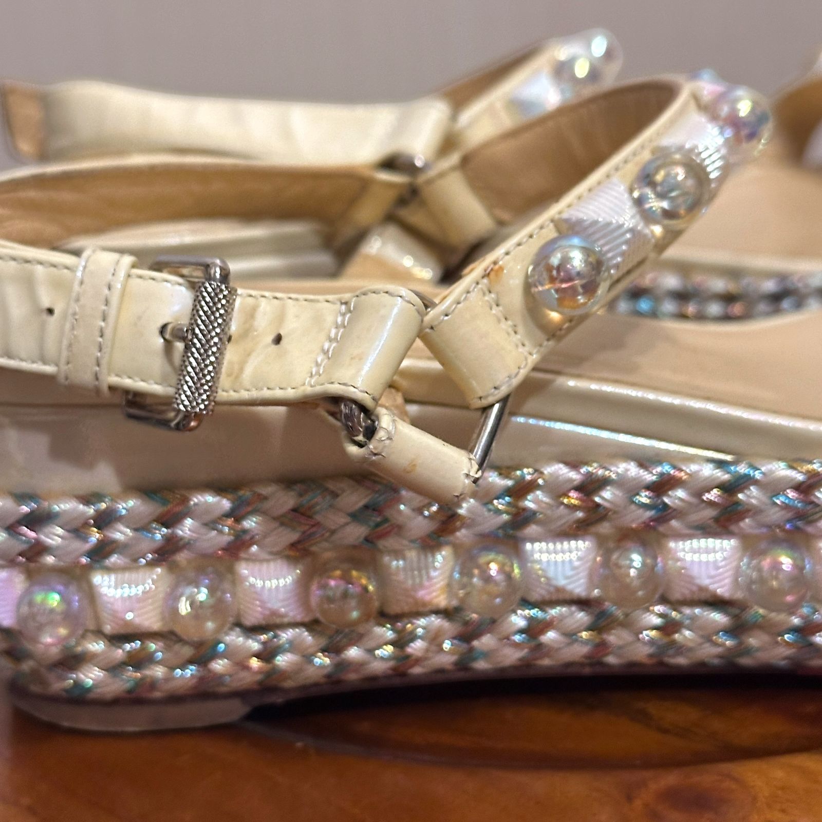 クリスチャンルブタン カタコニコ サンダル 37 エナメル パール