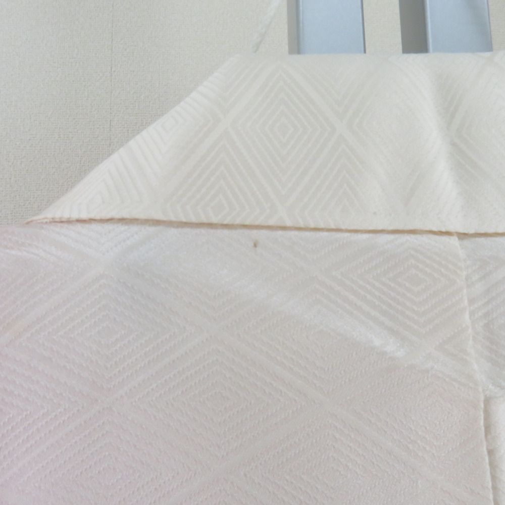 振袖 白色xピンク色x紫色 刺繍入り 牡丹に孔雀の羽根文様 ぼかし染め