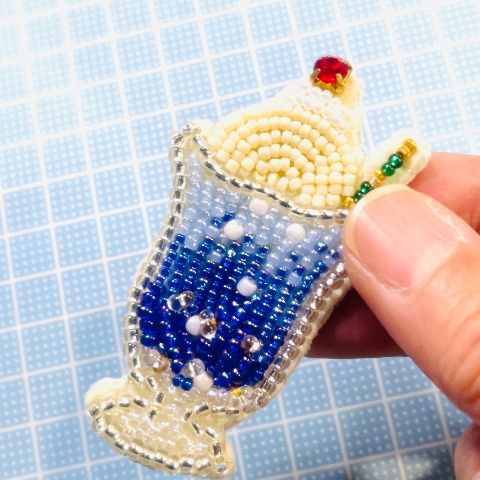 大きめクリームソーダのビーズ刺繍ブローチ - メルカリ