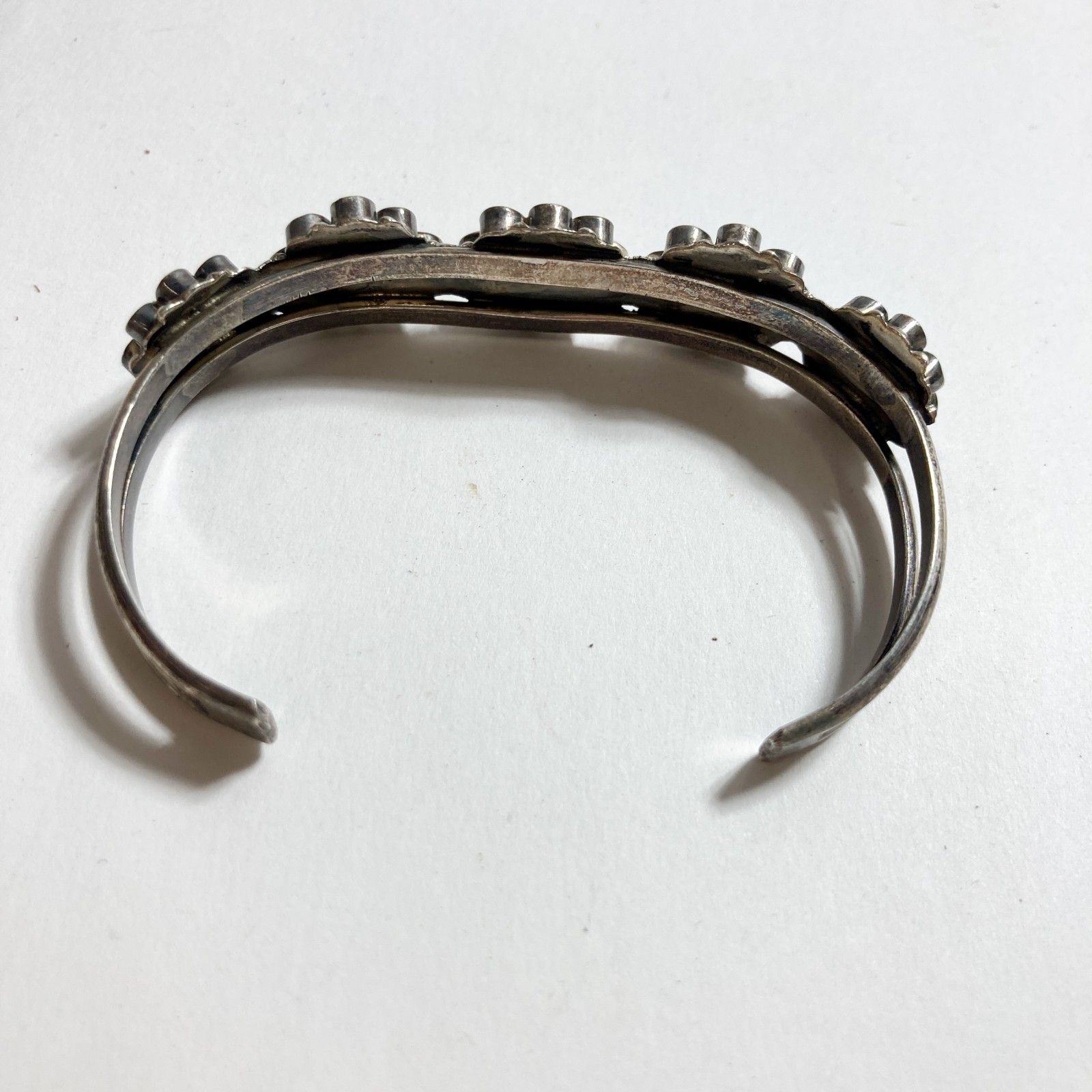 お手入れ簡単な インディアンジュエリー ZUNI スターリングシルバー ５色 フラワー ブレスレット 現状品 0.01kg