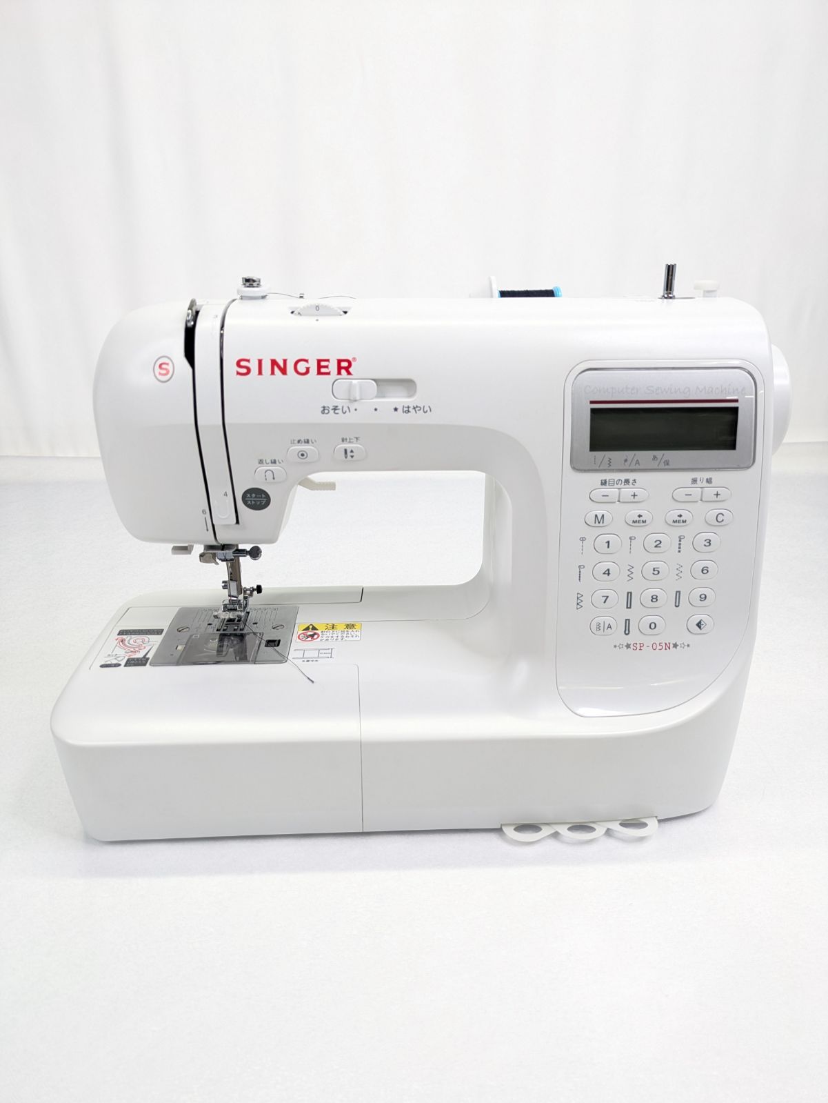 通電 済み SINGER シンガー SP-05N コンピューターミシン 文字縫い機能搭載 自動針穴糸通し