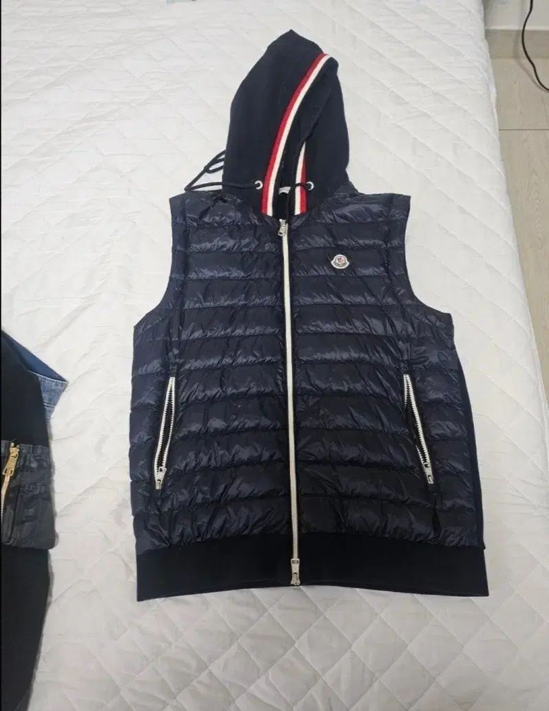 MONCLER(モンクレール) フード ダウンジャケット ベスト