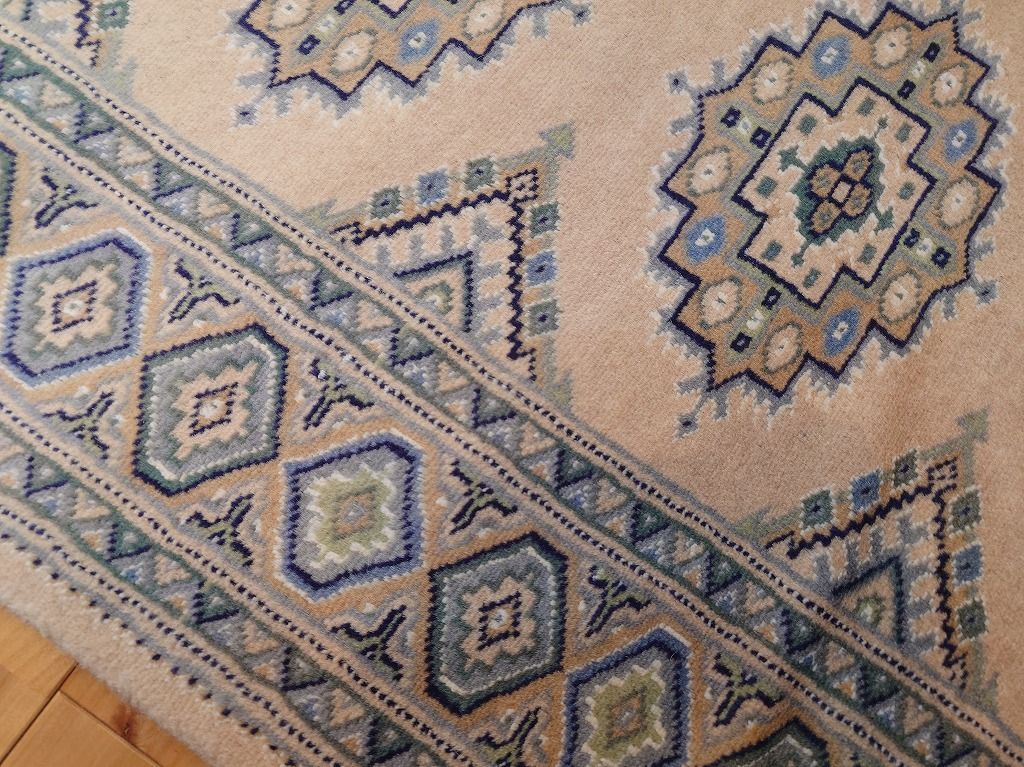 丈夫な 夏はサラサラ 手織り ラグ パキスタン絨毯 9|18 シルクタッチ 182ｘ124cm 軽くて畳める ベージュ