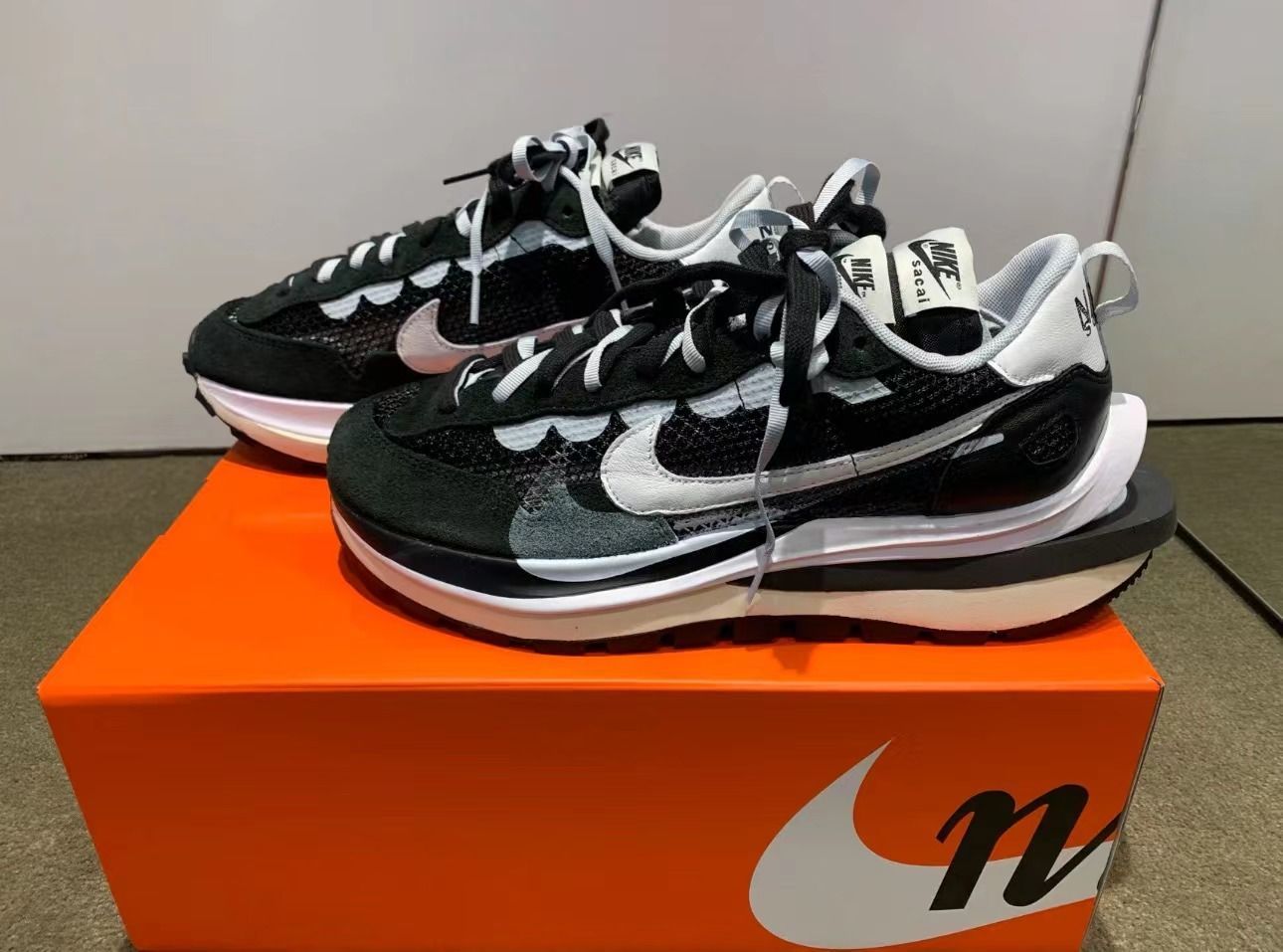 新品 sacai × Nike VaporWaffle Black and White