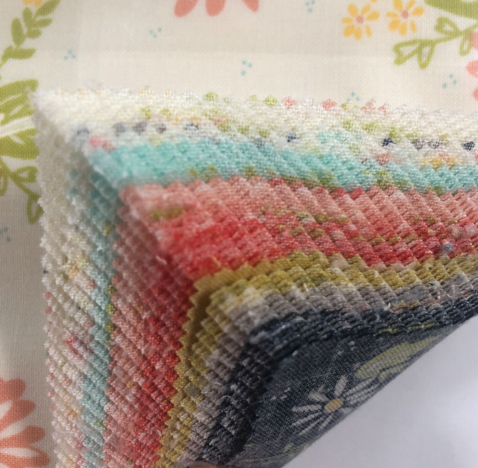 モダ Happy Days ハッピーデイズ レイヤーケーキ 10ｘ10インチｘ42枚 カットクロス 生地 布地 キルト パッチワーク USA モダ Happy Days ハッピーデイズ レイヤーケーキ 10ｘ10インチｘ42枚