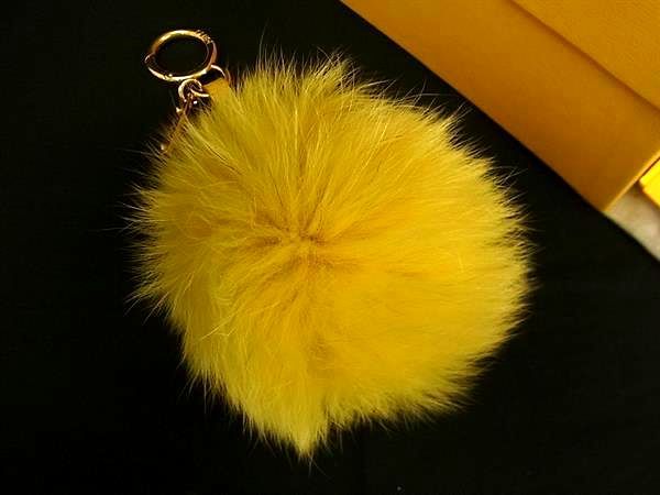 FENDI - ■極美品■ FENDI フェンディ ポンポンチャーム ファー×レザー キーホルダー キーリング バッグチャーム イエロー系 FA4102 □極美品□ FENDI フェンディ ポンポンチャーム ファー×レザー