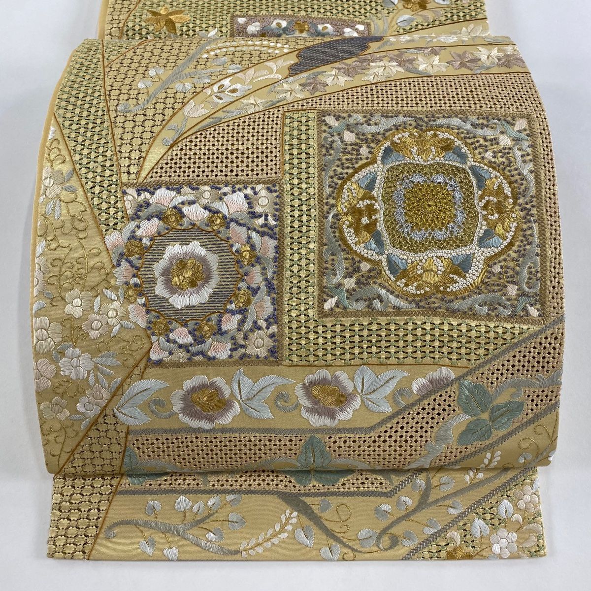 福袋特集 2025 美品 袋帯 逸品 【中古 正絹 六通 金色 刺繍 金銀糸 草花 華文 着物・浴衣