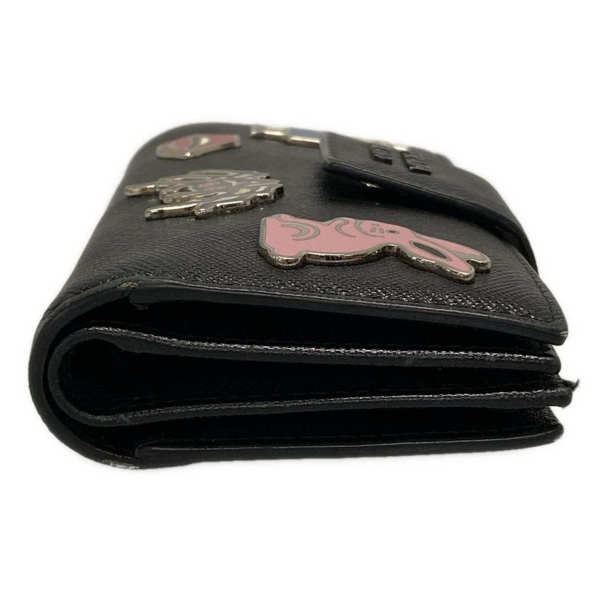 PRADA(プラダ) 2つ折り財布 - 1ML005 黒 エナメルメタルアップリケ  