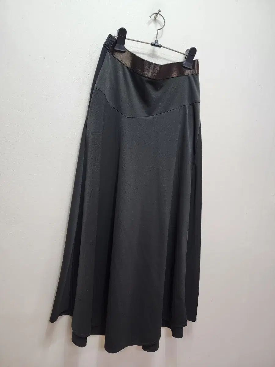 The HANDSOME フォームスタジオ ロング丈スカート