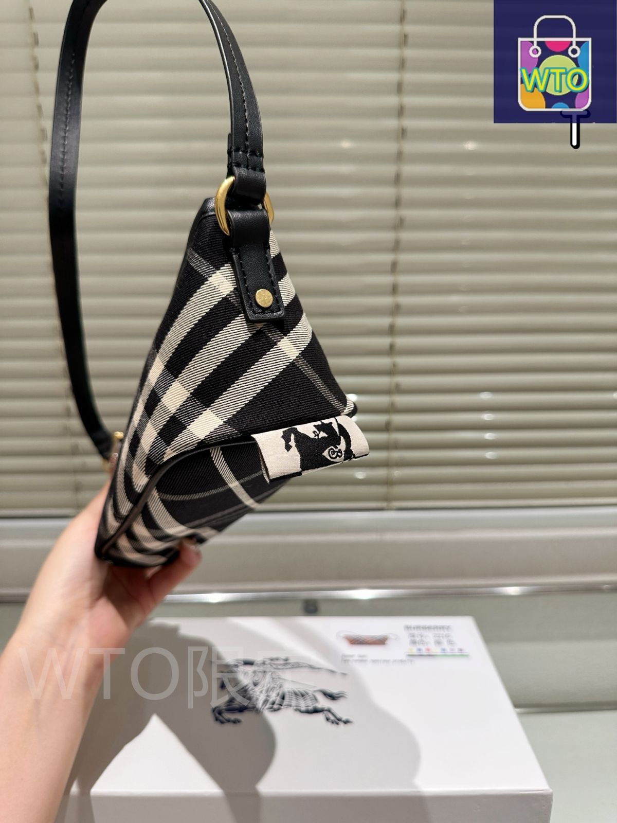☘MONOTONE☘イイねフォロー割有様 Burberrys ミニハンドバッグ 関税負担なし☆Burberry バーバリー ミニ ローラバッグ