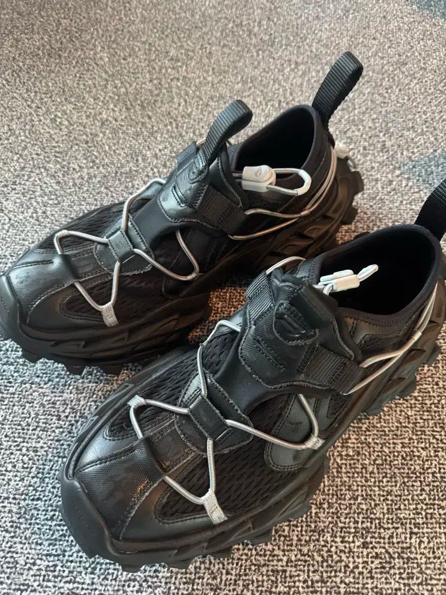 【雷市場（ポンジャン）商品韓国直送】 BALENCIAGA ハイク スニーカーズ 黒