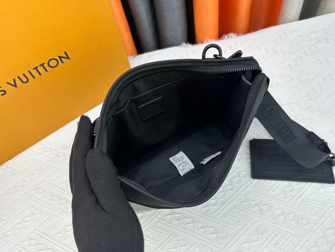 美品 LOUIS VUITTON メンズ ルイヴィトン ショルダーバッグ メッセンジャーヴォワヤージュ M59329 トリヨンレザー