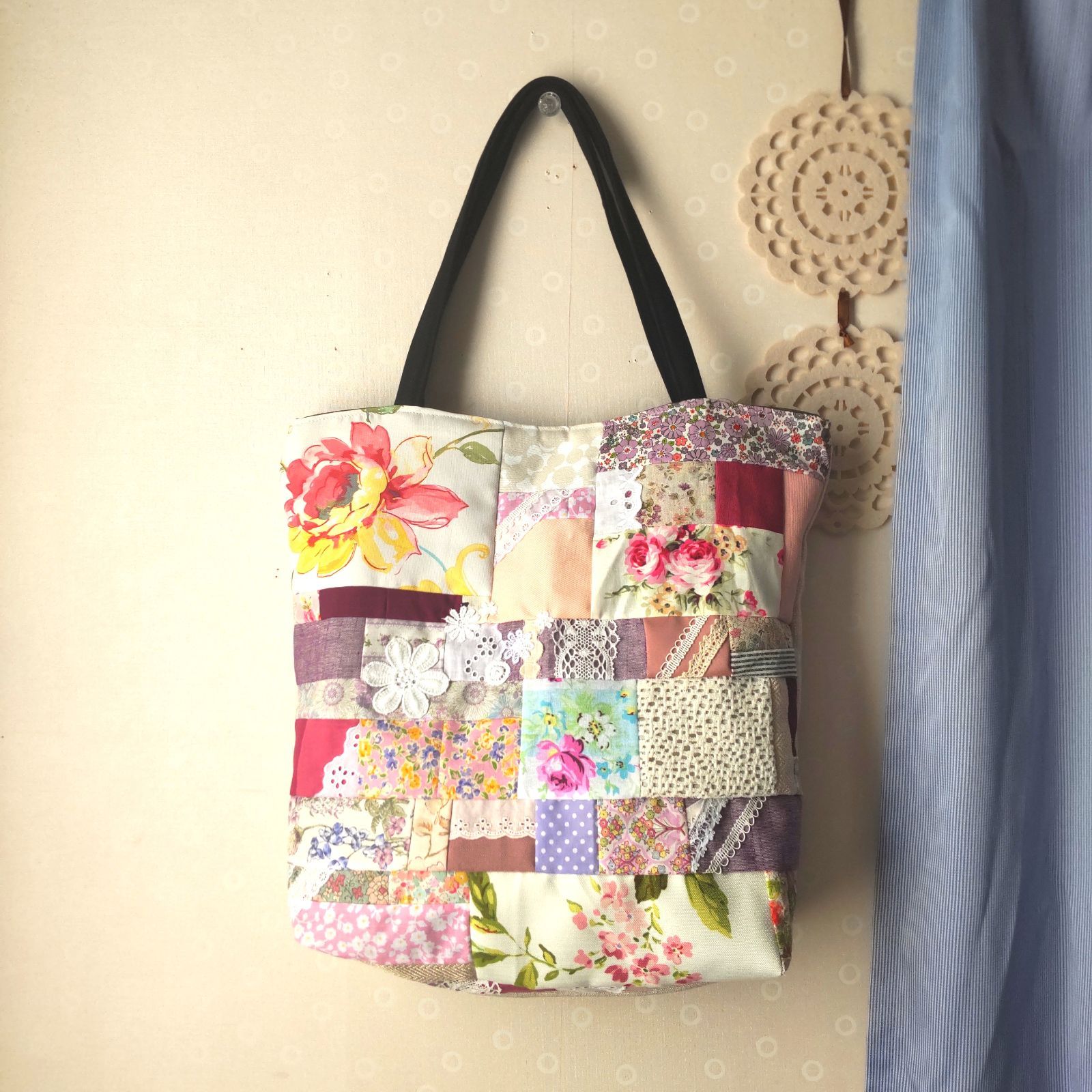 ハンドメイド✳*ランダムパッチワーク トートバッグ ピンク花畑 ハンドメイド✳*ランダムパッチワーク トートバッグ ピンク花畑