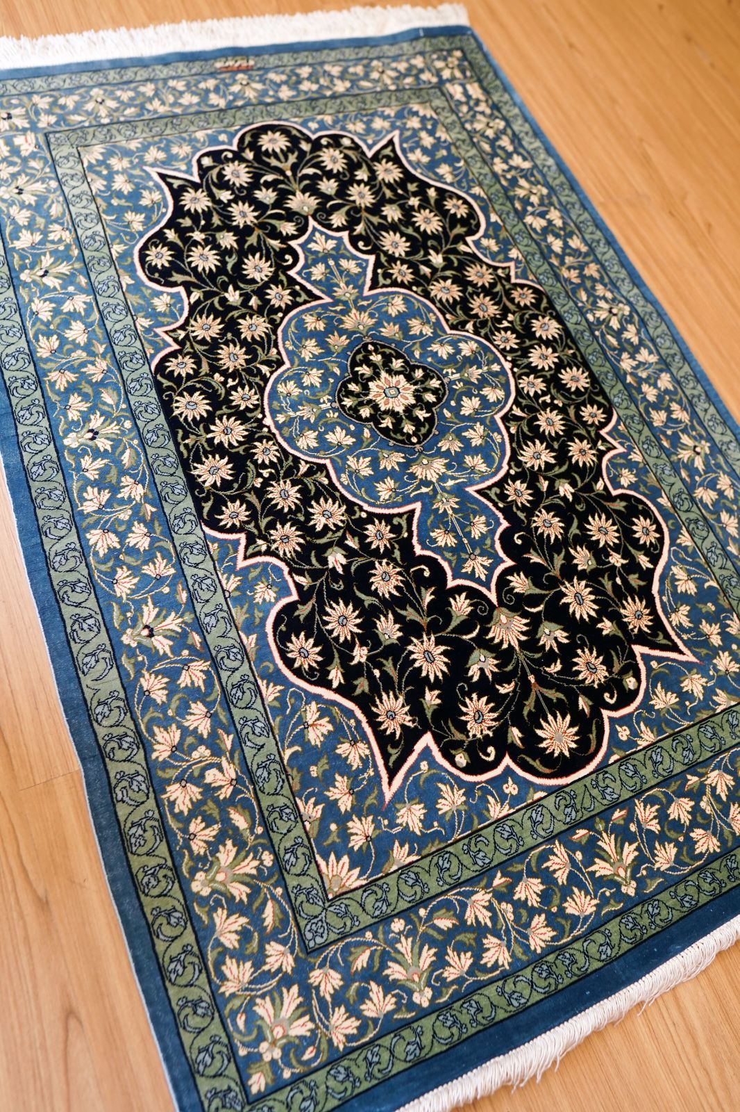 116×77cm【手織りペルシャ絨毯】クム産 シルク 100%