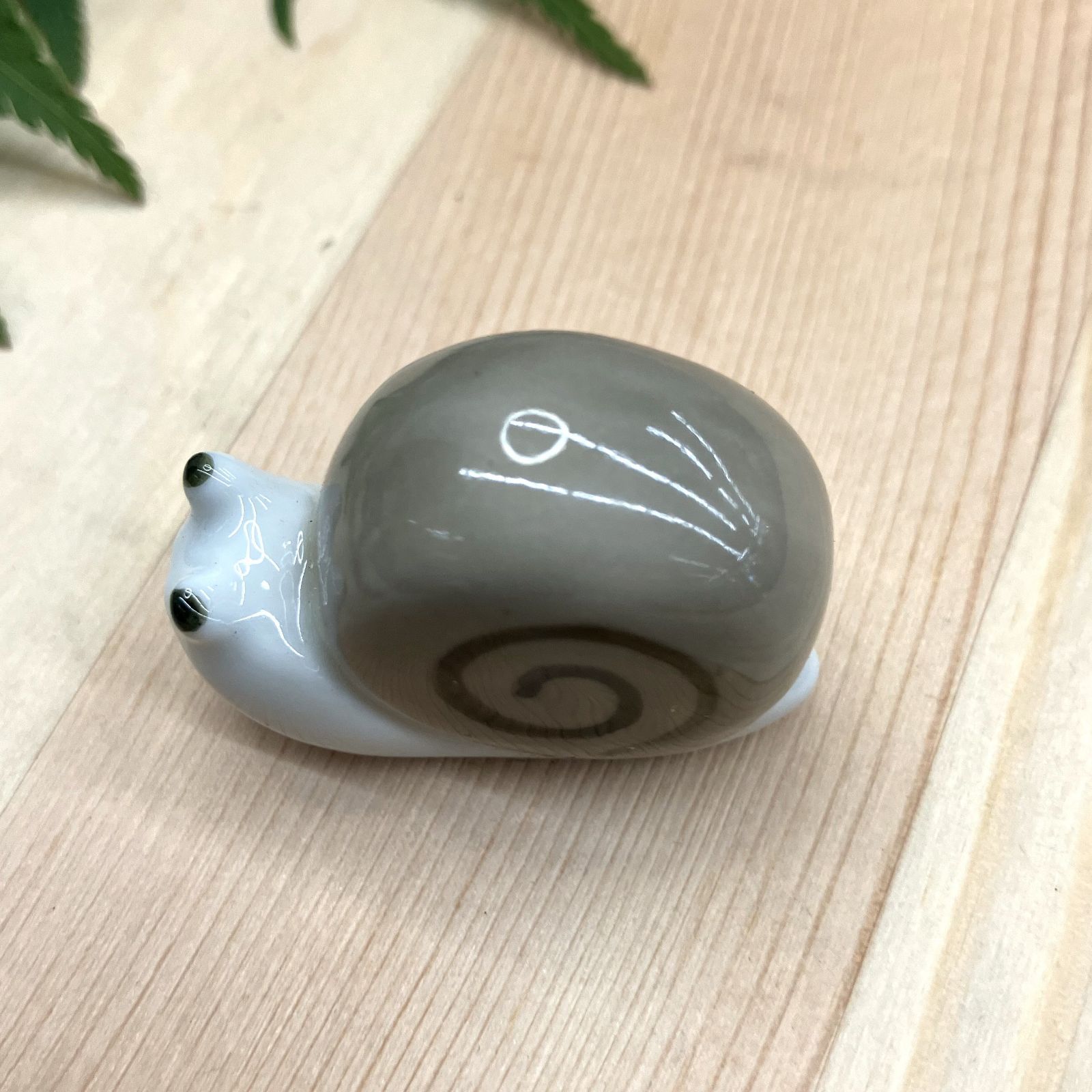 現品限り【有田焼】 かたつむり (ブラウン）葉っぱ付 カタツムリ 置物