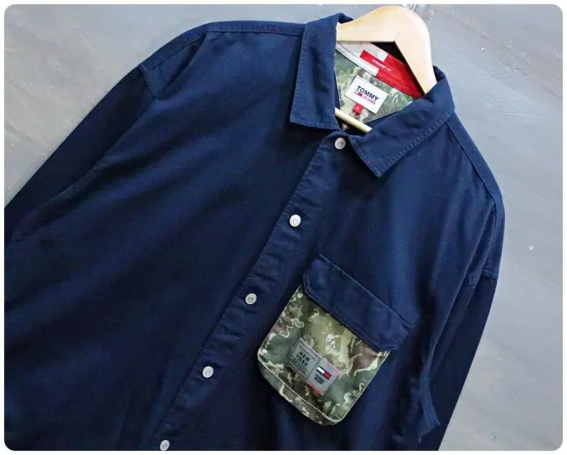 TOMMY JEANS(トミー ジーンズ ) マルチ カモフラ ポケット オーバーサイズ シャツ (男性 XL ）