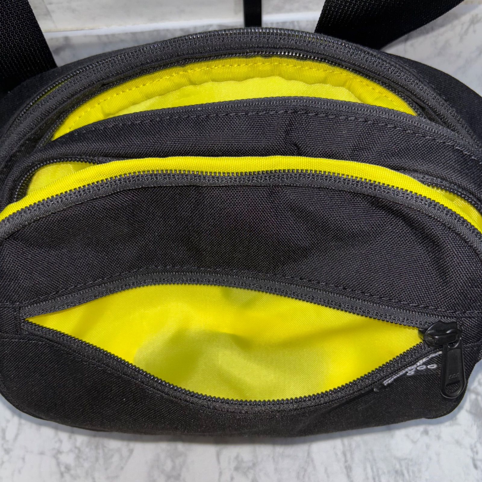 Hugoo ハグー ヒップシート ショルダーバッグ 黒×黄 Hugoo ハグー ヒップシート ショルダーバッグ 子育て抱っこハグー