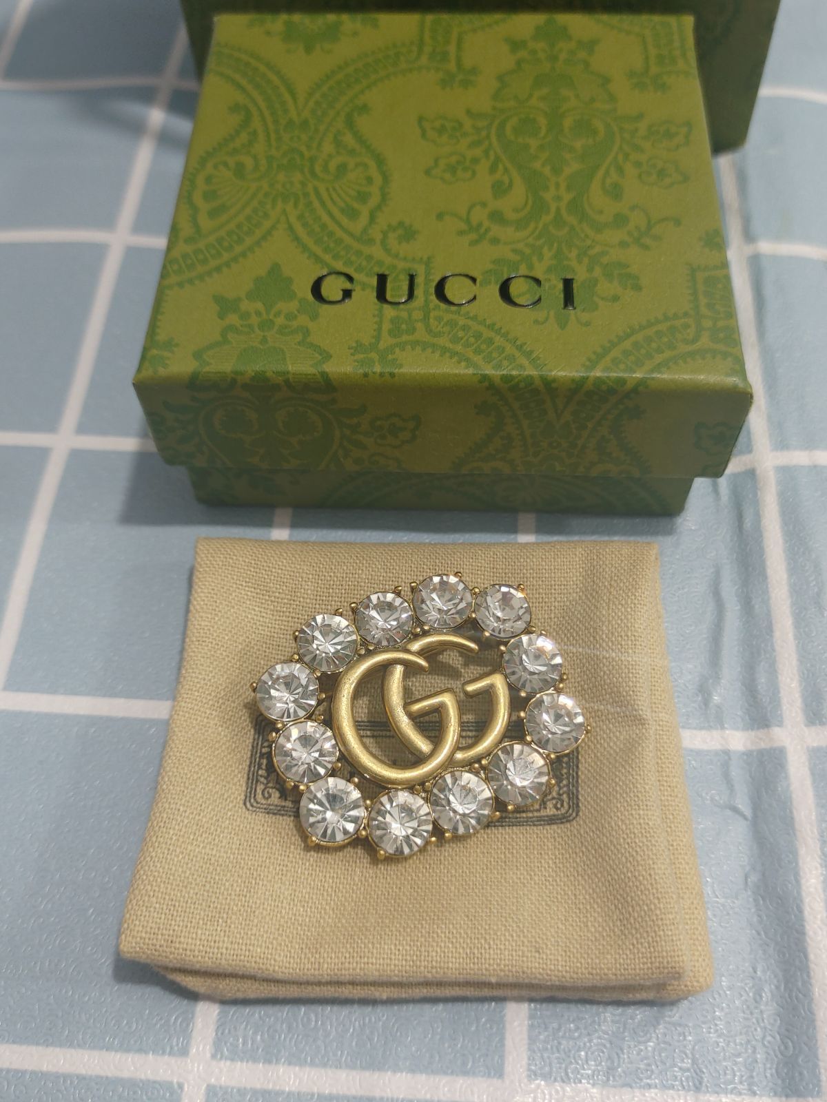 SALE～Gucci(グッチ) ブローチ　アクセサリー　送料無料❗箱付き✨新品✨即購入可✨GG柄 ラインストーン